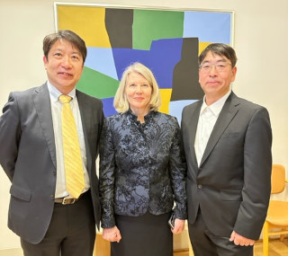 Ryo Shiga mit der finnischen Botschafterin in Japan