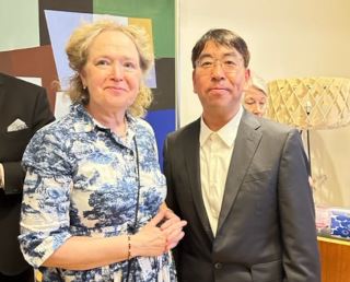 Ryo Shiga mit der finnischen stellvertretenden Landwirtschaftsministerin